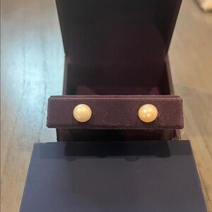 Elegant Gold and freshwater pearl earrings.